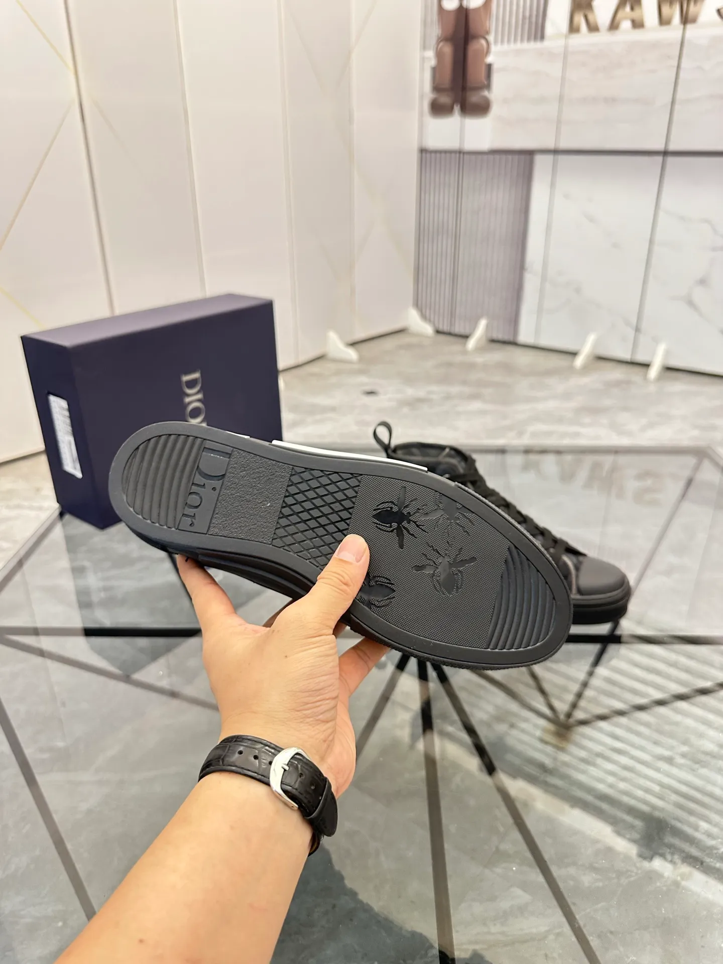 Selling men's shoes 💰: 💰P460¥ Product trademark: Dio* "Dior*" high-top casual shoes Regular size: 36-45 (can be customized to 46) Couple style B23 Product materials: Upper imported original fabric, breathable lining, original outsole. No.: 007
